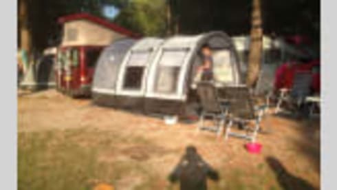 Nuggie – Nuggie wants to go, red Ford Transit nugget westfalia from 2006