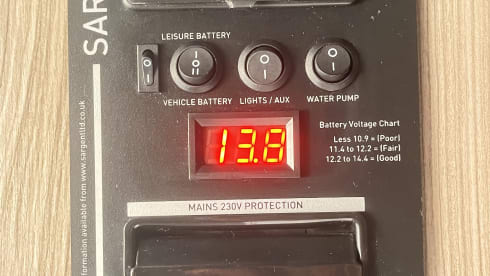 Vanellope – Maak kennis met Vanellope – een moderne VW T6.1 campervan (2020), voldoet aan de ULEZ-normen en biedt slaapgelegenheid voor 4 personen.