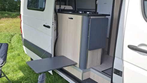 B.a.  – 2p VW Crafter bus uit 2014