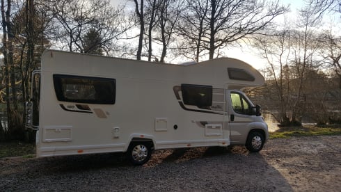 6 Anlegeplatz 6 Sitzgurte Wohnmobil. Kann auf eine normale Auto-Lizenz getrieben werden