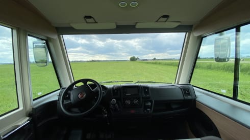 Knaus – Luxury KNAUSS, self-sufficient, length beds, 2x air conditioning, solar, XXL garage. 