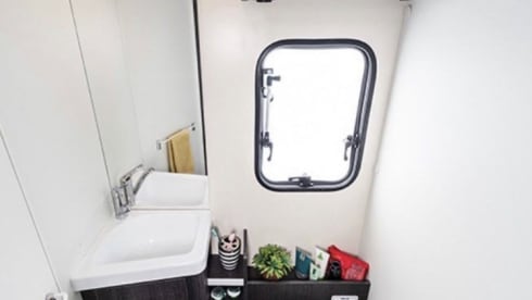 Roller Team 685 model with 2 cabins  – 2022 5 Sleeper/5 belts / Manuel 
