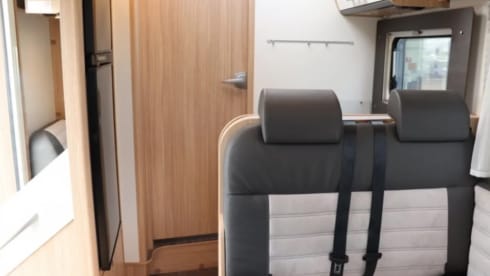 T69L – Hele mooie ruime 4 persoons Sunlight camper uit 2023, veel bergruimte.