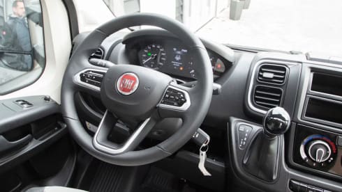 T69L – Hele mooie ruime 4 persoons Sunlight camper uit 2023, veel bergruimte.