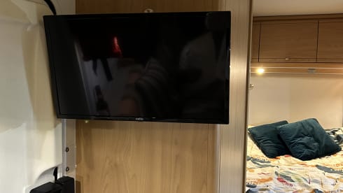 BeeHappy Motorhome Hire 🐝 – Beautiful 4 berth motorhome perfect for a couple or small family. 