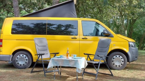 Het gele geluk 💛 – VW T5 yellow bus with modern interior