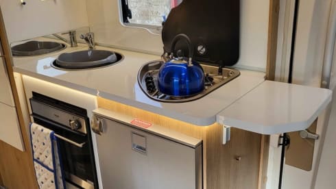 Autoroller 746 automatic – 6 berth Roller Team alcove from 2021