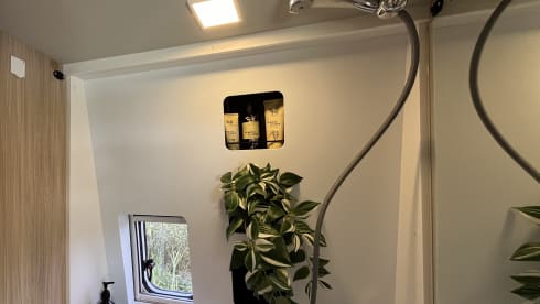Vini  – Prachtige jonge luxe 4-persoons buscamper met airco