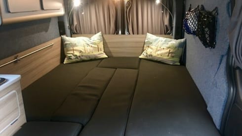 Ronnie Renault – 4 berth Renault Trafic campervan from 2017