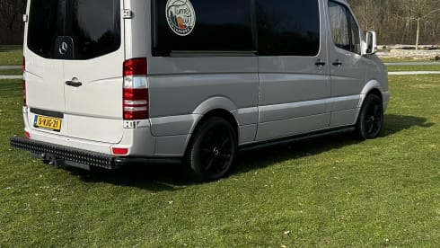 Time Out Campers – 2p Mercedes-Benz bus from 2010