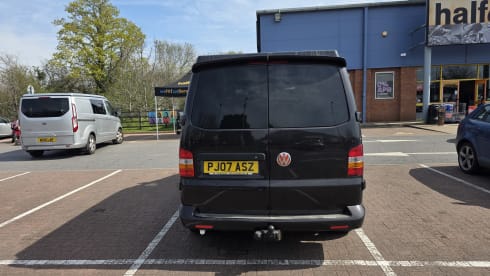 BRUCE – 4 berth Volkswagen campervan from 2007