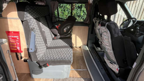 Lonnie – 4-seater Ford bus from 2026