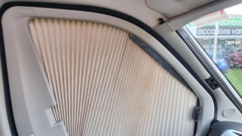 Luxe LMC buscamper voor twee met automaat en panoramadak