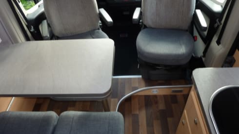 Compact bus camper for 2 adults and max. 2 small children