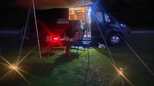 Sfeervolle buscamper voor lange mensen