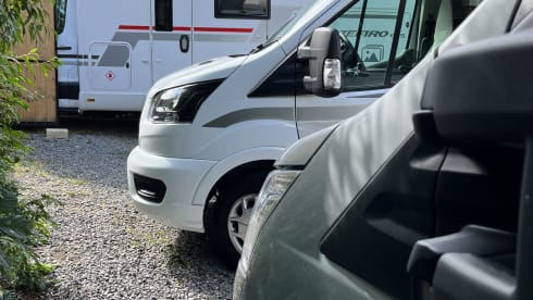 Roller Team 746 - 6 belts/overcab/ – 2023 Roller Team 6 sleeper/rear lounge 