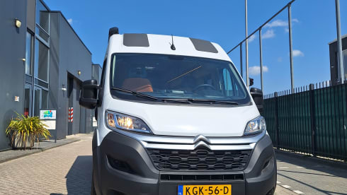 Spazio 4 – AmorA-Camper mit Fahrradgarage und Längsbett 180x200cm