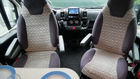 McLouis 5 Menfys Silverline, Sleep / 4 Seats.