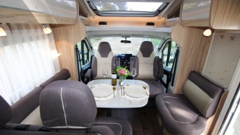 Luxe 4-Persoons Camper – Comfortabel & Zorgeloos Op Avontuur!  – 4p Fiat semi-integrated uit 2019