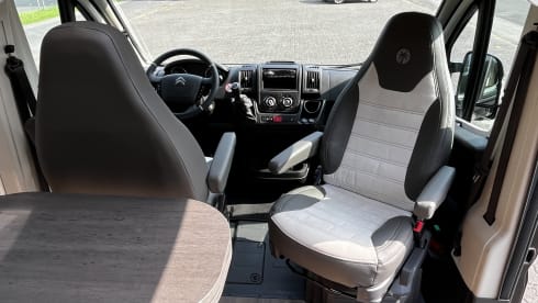 Camperrent 400 – 3p Sunlight bus from 2025