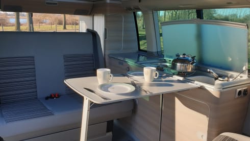Zilver – Volkswagen T5 automatic California Bus camper with sleeping roof.