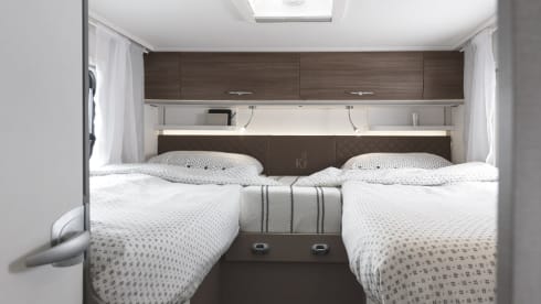 T7400SBC – Etrusco 5 berth 4 seatbelts 2021, Automatic, 5G Internet, TV, Solar Panels