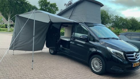 Belle Mercedes Vito, version polo Marco dans la Nieuwstraat