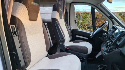 L199VP – Chausson 777GA Automatic Titanium VIP very luxurious, km free