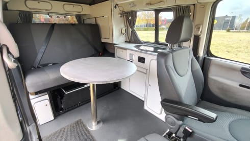 CAMPING-CAR SUPER COMPACT 2 PERSONNES CLIMATISATION RÉGULATEUR DE VITESSE PANNEAU SOLAIRE 