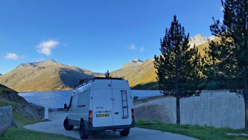 Leah – Beautifully converted wooden interior camper 