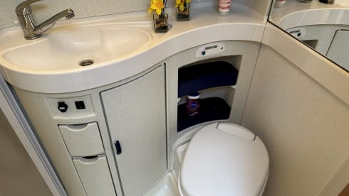Discover freedom with our fresh Hymer B 584 – with bar layout, lifting bed 