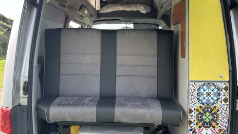 Bonnie – Mazda campervan met 3 slaapplaatsen uit 2002