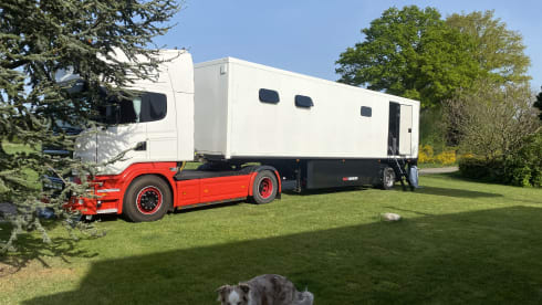 9 persoons trailer/camper  – Very spacious 8 to 9 person camper. 