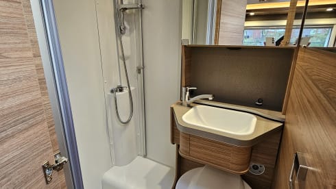 Weinsberg CaraCompact-3 – Ultimate Freedom for Couples! Luxury Camper with Single Beds and XL Garage
