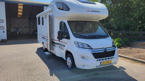 XL 670 SL – Very spacious Adria alcove camper with air conditioning
