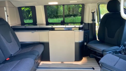 Quinti – Autobus Mercedes-Benz a 4 posti dal 2026