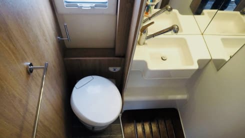 Alan – 6 berth Roller Team alcove from 2020