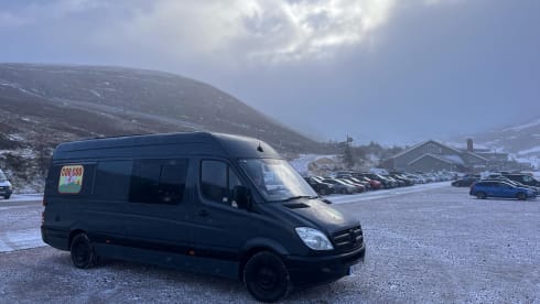 Effie – 3 berth Mercedes-Benz campervan