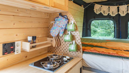 Ollie – Comfortable, attractive 2 person bus camper