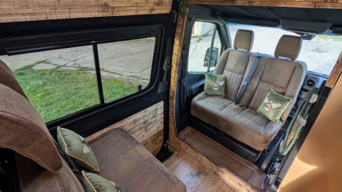 Fernix – 5 berth Mercedes-Benz campervan