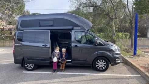 D'eropuit – New campervan Ford Nugget Plus with high roof - 4 people