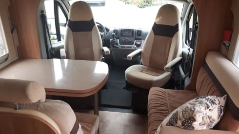 Neat, complete and comfortable family camper