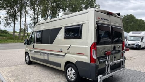 Very luxurious camper, 5.99 m, automatic, 2 length beds
