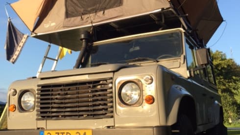 110 grijs – Land Rover Defender 110 with roof tent