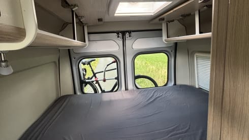 Harrie – Super neat 2 person Peugeot bus from 2015 with awning