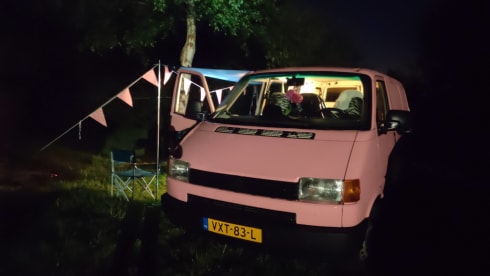 Roze Volkswagen T4 buscamper - 2 personen