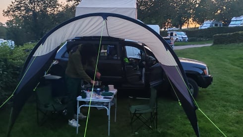 Jeep Grand Cherokee (lpg) met daktent van 180 x 210