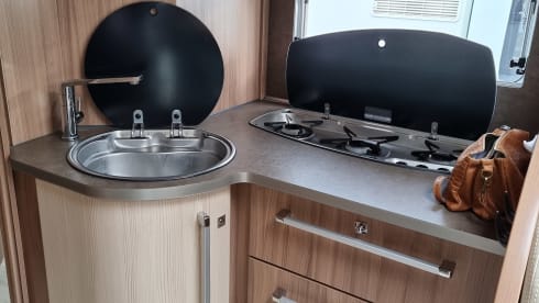 Fully equipped neat Pilote camper semi-integrated