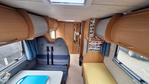 Familie camper met 6 gordels en 8 slaapplaatsen incl inventaris 
