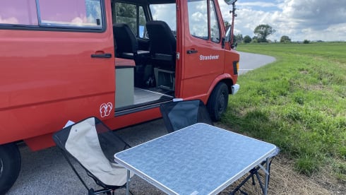 Strandweer – 2p Mercedes-Benz bus from 1987